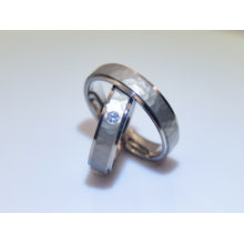 Lower Price Fashion Design Zircon Stone Titanium Rings with High Quality